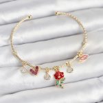 Gül Charmlı Gold Renk Pirinç Kadın Bileklik