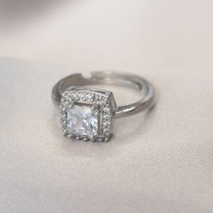 Gümüş Renk Baget ve Zirkon Taşlı Kare Yüzük