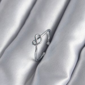 Gümüş Renk Düğüm Kalp Model Kadın Yüzük