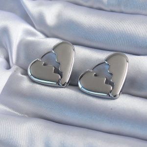 Gümüş Renk Kırık Kalp Model Pirinç Kadın Küpe