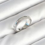 Gümüş Renk Şerit Zirkon Taşlı Kadın Yüzük