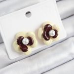 İnci Detaylı Krem Kahverengi Renk Papatya Model Kadın Küpe