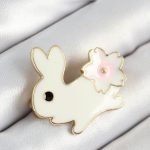 Mineli Çiçek Detaylı Krem Tavşan Figürlü Gold Renk Kadın Broş