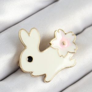 Mineli Çiçek Detaylı Krem Tavşan Figürlü Gold Renk Kadın Broş