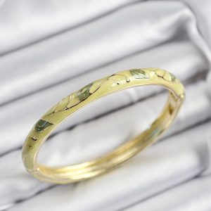 Mineli Pirinç Fıstık Yeşili Yaprak Motifli Gold Renk Kadın Kelepçe