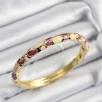 Mineli Pirinç Fuşya Ve Krem Petek Motifli Gold Renk Kadın Kelepçe