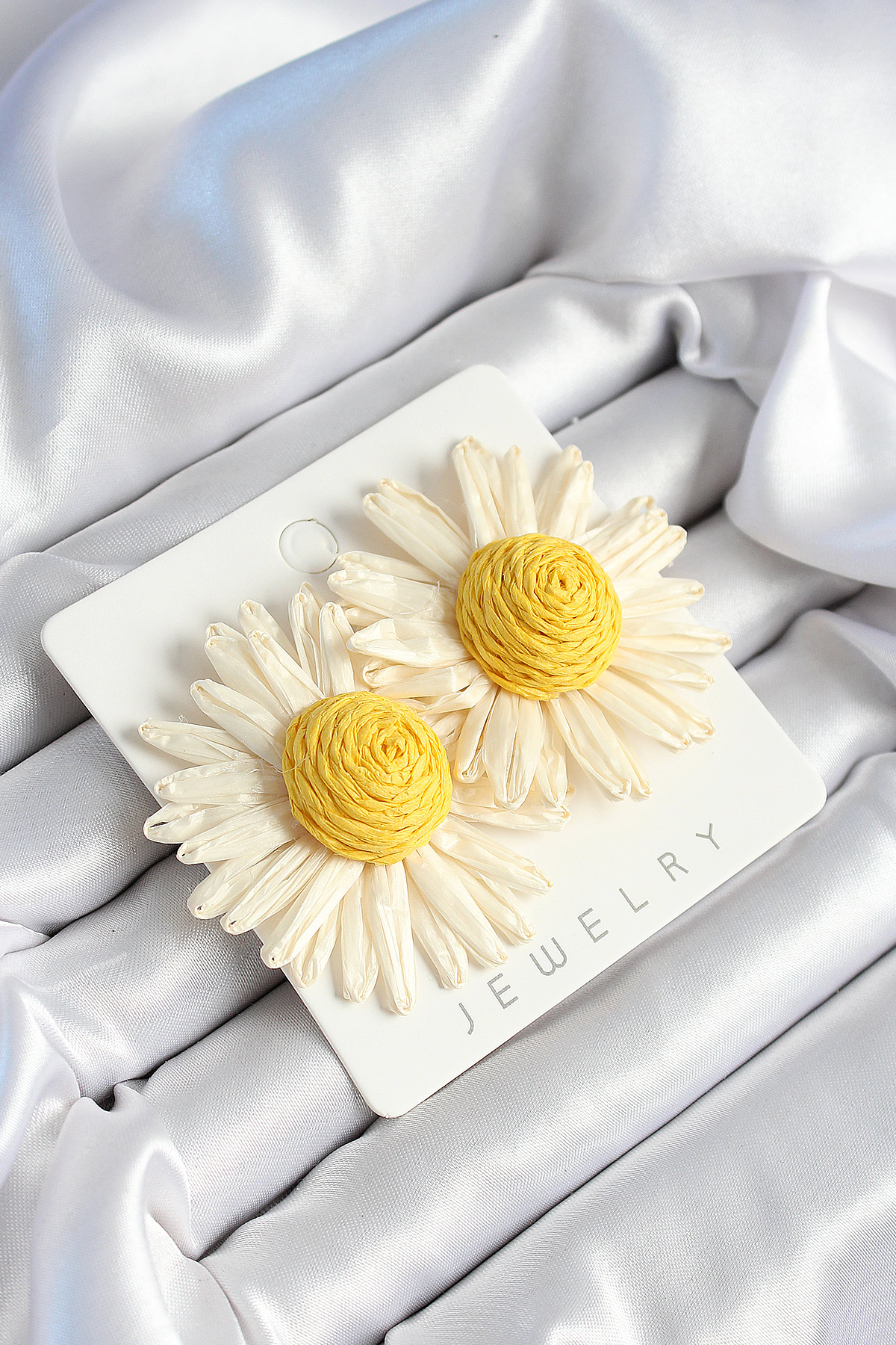 Papatya Model Beyaz Ve Sarı Renk Kadın Küpe