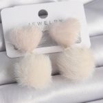 Pembe Renk Tüylü Kalp Ponpon Model Kadın Küpe