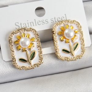 Pirinç Beyaz Mineli Papatya Figürlü Sanatsal Portre Model Gold Renk Kadın Küpe