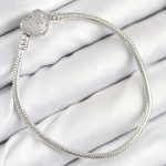 Pirinç Charm Zirkon Taşlı Kalp Model Gümüş Renk Kadın Bileklik