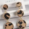 Pirinç Gold Renk 3'Lü Leopar Desenli Sallantı Daire Plaka Model Kadın Küpe