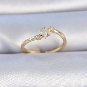 Pirinç Gold Renk Beyaz Çiçek Model Zirkon Taş Detay Kadın Yüzük