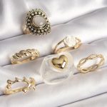 Pirinç Gold Renk Beyaz Gül Figür Kalp İşlemeli Sarmal Detay 6'Lı Kadın Yüzük Seti