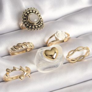 Pirinç Gold Renk Beyaz Gül Figür Kalp İşlemeli Sarmal Detay 6'Lı Kadın Yüzük Seti