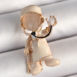 Pirinç Gold Renk Beyaz Mineli Doktor Model Kadın Broş