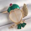 Pirinç Gold Renk Beyaz Mineli Kalp Yeşil Sinek Kuşu Model Pembe Zirkon Taş Detay Kadın Broş
