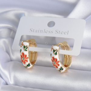 Pirinç Gold Renk Beyaz Renk Çiçek İşleme Detay Kadın Küpe