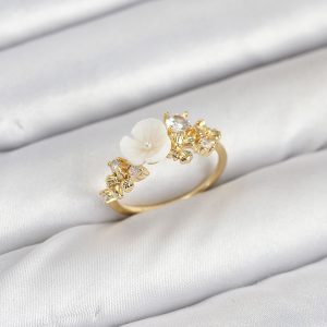 Pirinç Gold Renk Çiçek Model Zirkon Taşlı Kadın Yüzük
