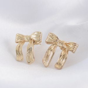 Pirinç Gold Renk Çizgi Detay Fiyonk Küpe