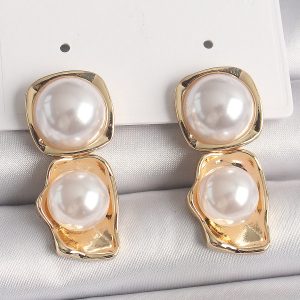 Pirinç Gold Renk İnci Kare Model Kadın Küpe