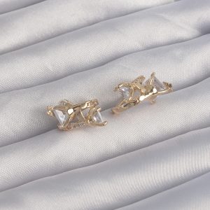 Pirinç Gold Renk İri Zirkon Taşlı Kıvrımlı Minimal Kelebekli Halka Küpe