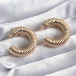 Pirinç Gold Renk İşleme Detay Halka Model Kadın Küpe