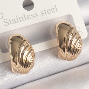 Pirinç Gold Renk İşleme Detaylı Yarım Halka Model Kadın Küpe