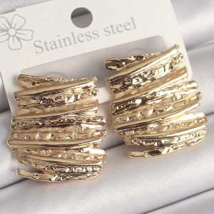 Pirinç Gold Renk İşlemeli Kare Plaka Model Kadın Küpe