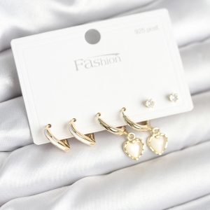 Pirinç Gold Renk Kalp Detaylı 925 Ayar Gümüş Çivili Kadın Küpe Seti