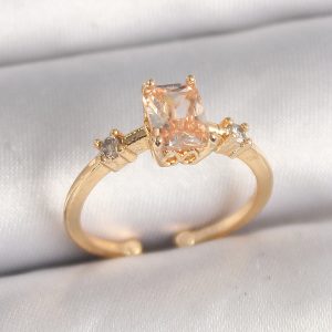 Pirinç Gold Renk Kare Zirkon Taş Model Kadın Yüzük