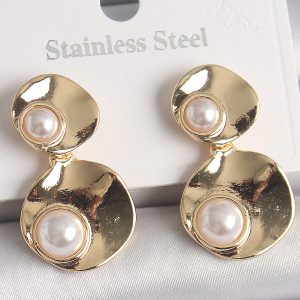 Pirinç Gold Renk Sallantı İnci Detaylı Daire Plaka Model Kadın Küpe