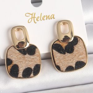 Pirinç Gold Renk Sallantı Kare Leopar Model Kadın Küpe