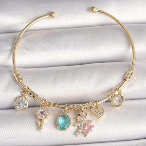 Pirinç Gold Renk Sallantı Zirkon Taşlı AYıcık Figür Kalp Detay Charm Kadın Bileklik