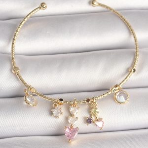 Pirinç Gold Renk Sallantı Zirkon Taşlı Kalp Figür Pembe Kalp Detay Charm Kadın Bileklik