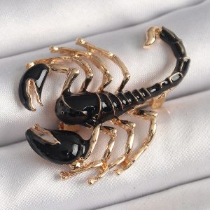 Pirinç Gold Renk Siyah Akrep Model Kadın Broş