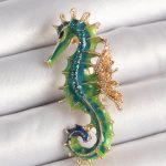 Pirinç Gold Renk Yeşil Deniz Atı Model Zirkon Taş Detay Kadın Broş