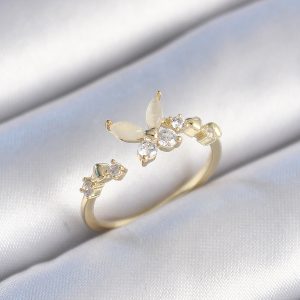Pirinç Gold Renk Zirkon Taş Detaylı Beyaz Mineli Kelebek Model Kadın Yüzük