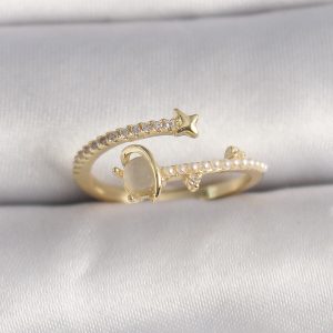 Pirinç Gold Renk Zirkon Taşlı Beyaz Mineli Yıldız Detaylı Ayarlanabilir Kadın Yüzük