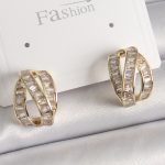 Pirinç Gold Renk Zirkon Taşlı Düğüm Halka Model Kadın Küpe