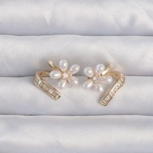 Pirinç Gold Renk Zirkon Taşlı Kıvrımlı İnci Çiçek Küpe