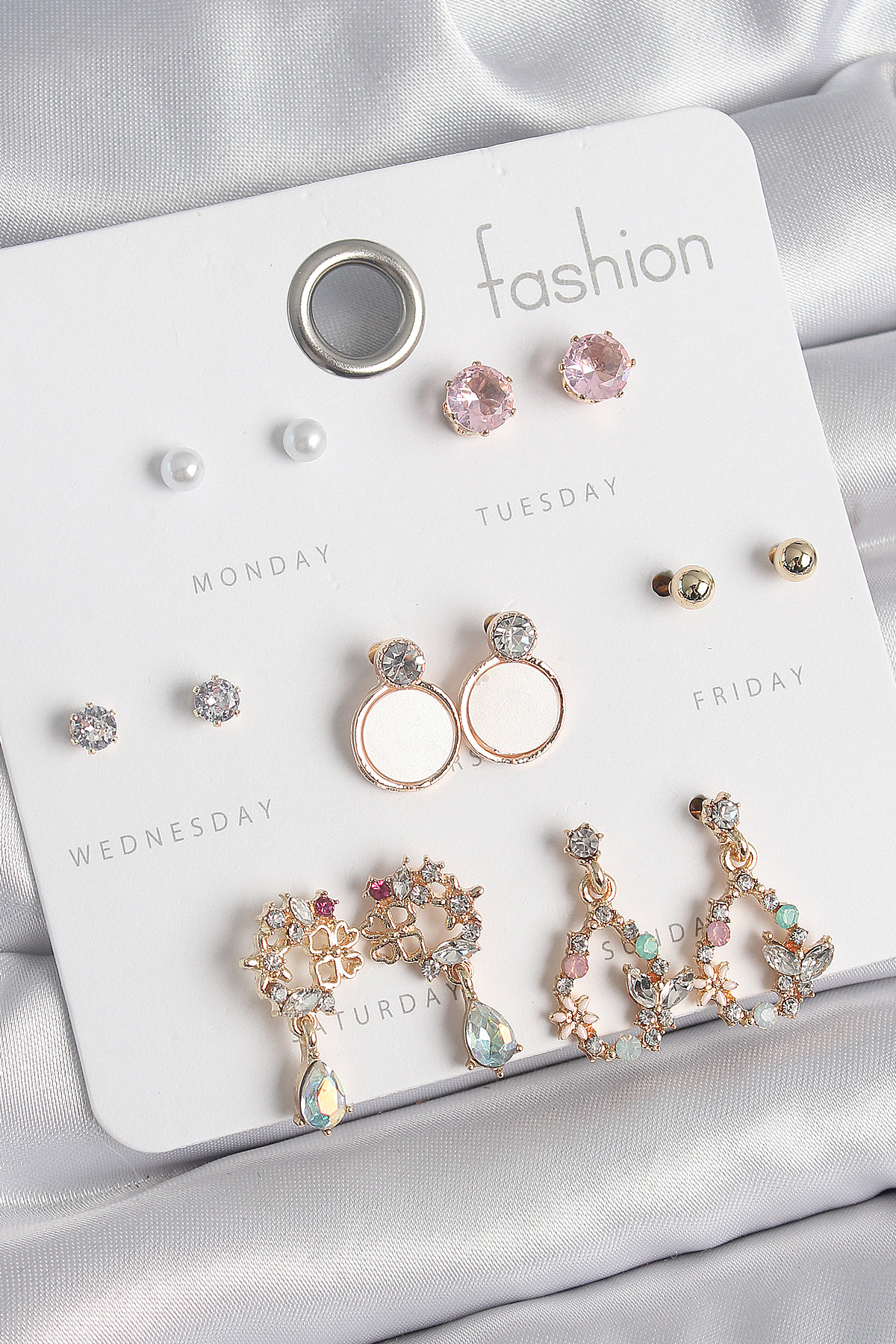 Pirinç Gold Renk Zirkon Taşlı Sallantı Damla Figür Beyaz Mine Detay 7 Çift Kadın Küpe Seti