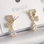 Pirinç Gold Renk Zirkon Taşlı Turna Kuşu Model Sallantı Detay Kadın Küpe