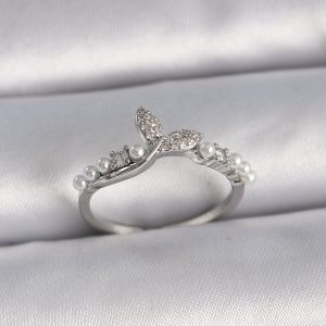 Pirinç Gümüş Renk Ayarlanabilir Zirkon Taşlı Balık Kuyruğu İnci Detay Model Kadın Yüzük