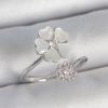 Pirinç Gümüş Renk Beyaz Mineli Çiçek Model Zirkon Taş Detay Kadın Yüzük