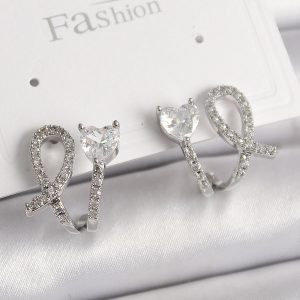 Pirinç Gümüş Renk Düğüm Model Zirkon Taşlı Kalp Detay Kadın Küpe