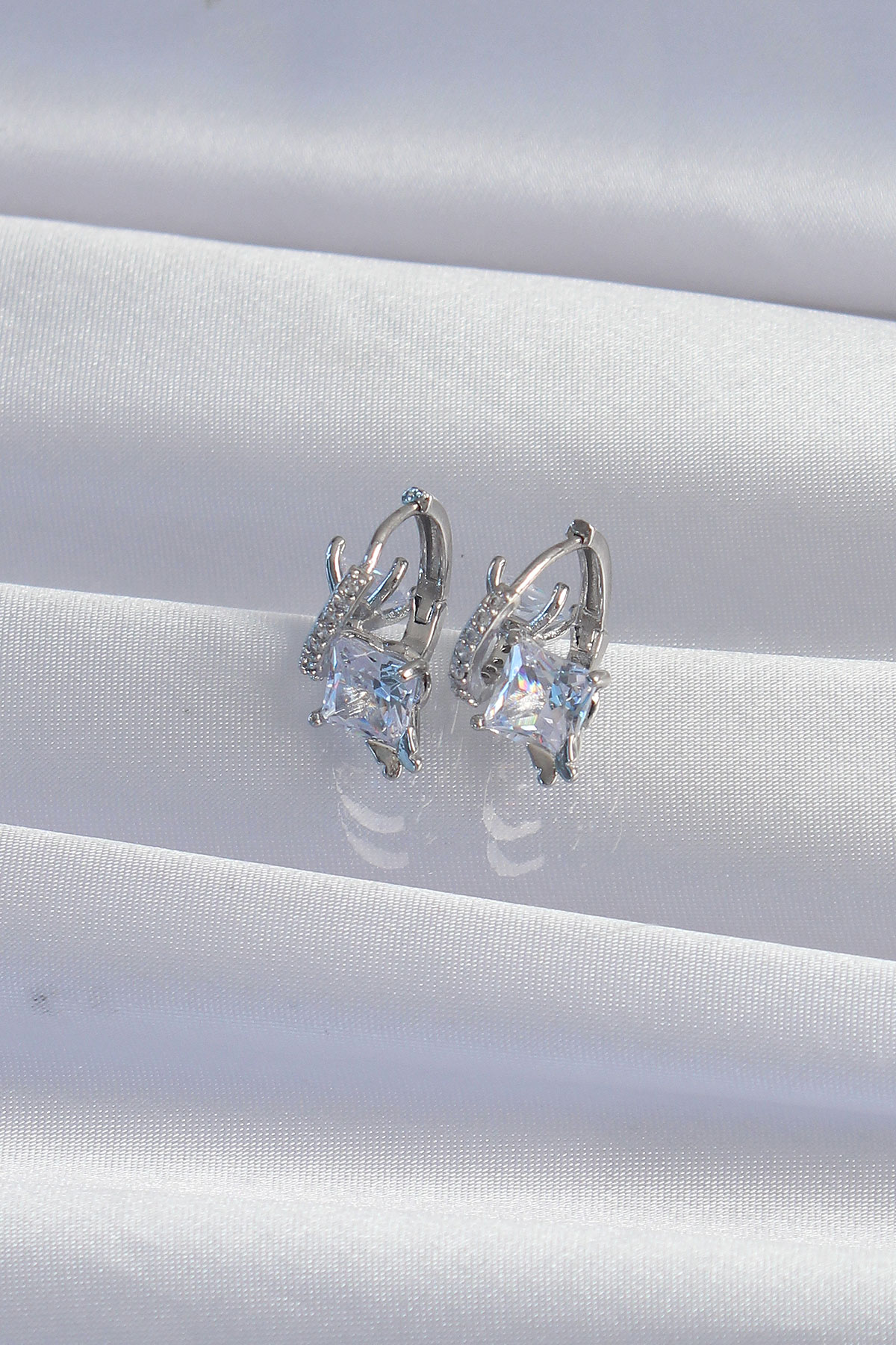 Pirinç Gümüş Renk İri Zirkon Taşlı Kıvrımlı Minimal Kelebekli Halka Küpe