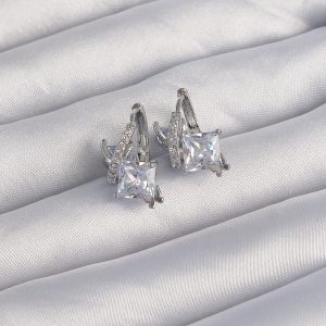 Pirinç Gümüş Renk İri Zirkon Taşlı Kıvrımlı Minimal Kelebekli Halka Küpe