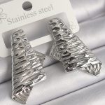 Pirinç Gümüş Renk İşleme Detaylı Katlanmış Kare Plaka Model Kadın Küpe