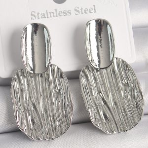 Pirinç Gümüş Renk İşlemeli Kare Plaka Model Kadın Küpe