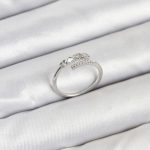 Pirinç Gümüş Renk Kalpli Detaylı Zirkon Taşlı Kadın Yüzük